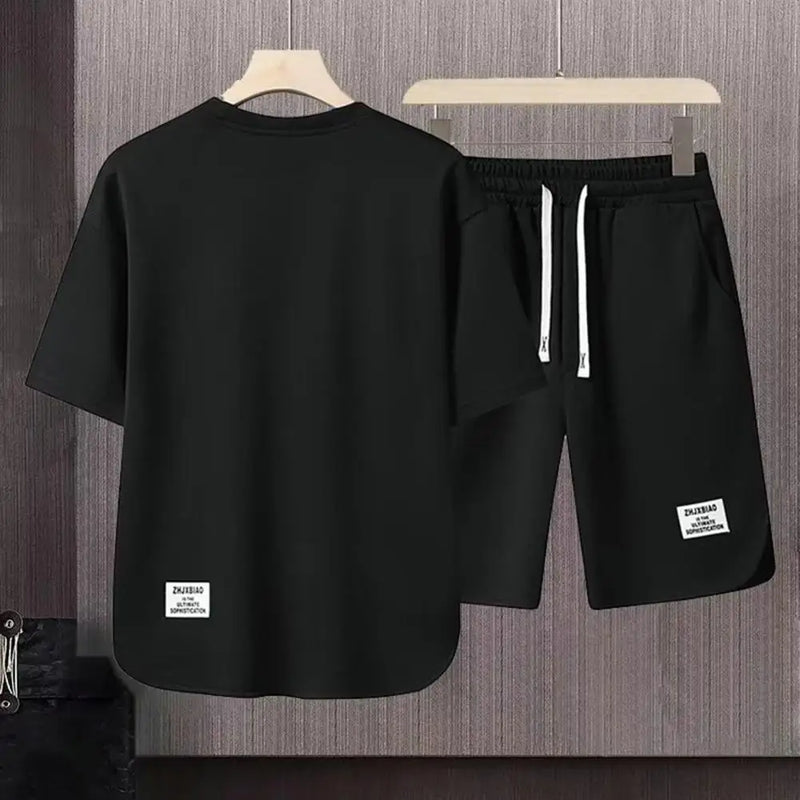 Conjunto Masculino Esportivo com Decote Redondo e Manga Curta.